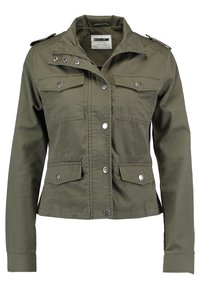 Olivově zelená bunda vyrobená z odolné tkaniny s knoflíkovým zapínáním, čtyřmi kapsami a ramenními výložkami, s klasickým designem.