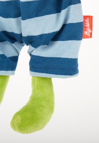 Spielzeug mit grünen Plüschfüßen, aus blauer und hellblauer gestreifter Stoff gefertigt. Verfügt über ein rotes Etikett mit weißen Text. Weiche Textur insgesamt.