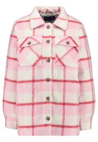 Vaaleanpunainen ja valkoinen ruudullinen shacket, joka on valmistettu pehmeästä ja pörröisestä materiaalista. Siinä on napillinen etuosa, kaksi rintataskua ja kontrastina punaisia viivoja.