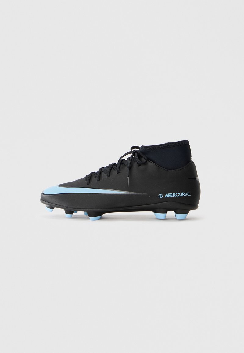 Musta ja vaaleansininen jalkapallokenkä, jossa on keskikorkea nilkkakaulus, nauhat, Nike-logot ja "Mercurial"-merkintä valkoisella taustalla.