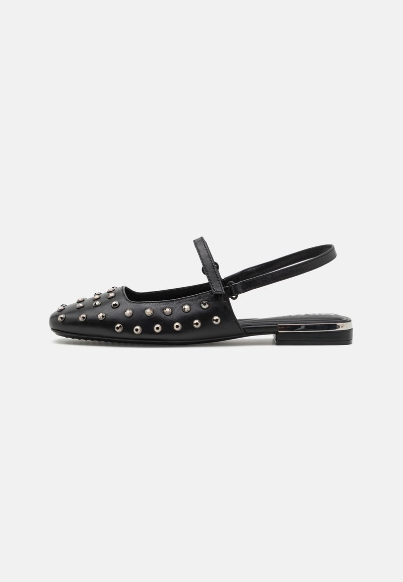 Chaussure slingback plate noire avec des clous argentés, bout pointu et fine bride sur le dessus, vue de côté sur fond blanc.