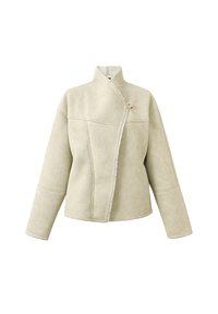 Beige faux suède jas met een off-center knoopsluiting, hoge kraag, zichtbare naden en witte schapenvachtafwerking langs de opening.