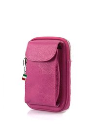 Roze leren etui met ritssluiting, textuurafwerking, klep aan de voorkant en een klein Italiaans vlaggetje eraan bevestigd. Compact ontwerp voor essentiële spullen.