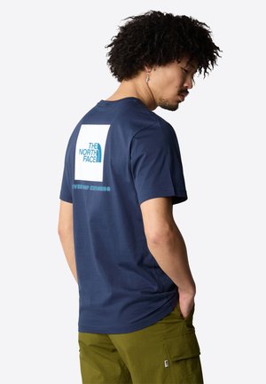 M SS BOX NSE TEE - Trükipildiga T-särk - summit navy tnf white