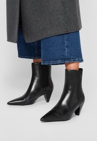 Calvin Klein Jeans CONE HEEL BOOT  - Bottines - triple black