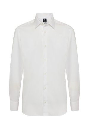 Camisa blanca de manga larga hecha de algodón suave, con un cuello clásico y una tapeta de seis botones con botones amarillentos.