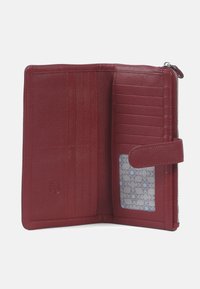 Röd läderplånbok med texturerad yta, flera kortfack, en transparent ID-sektion och en dragkedjestängning på sidan.