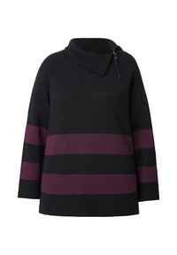 Sort sweater med brede lilla vandrette striber, lange ærmer og en asymmetrisk krave med en lynlås og trækstrop på højre side.