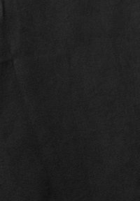 Tessuto di cotone nero con una texture liscia, caratterizzato da un colore uniforme e da una leggera lucentezza, adatto per diverse applicazioni tessili.