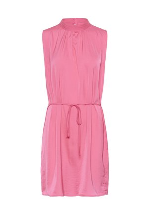Różowa bezrękawnikowa sukienka z wysokim dekoltem, marszczonym detalem i wiązanym paskiem w talii; wykonana z gładkiego, lekkiego materiału.