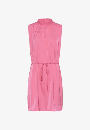 Różowa bezrękawnikowa sukienka z wysokim dekoltem, marszczonym detalem i wiązanym paskiem w talii; wykonana z gładkiego, lekkiego materiału.