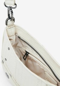 Weiße Lederhandtasche mit einem Reißverschlussfach, detaillierten Nähten und einer glatten Innenauskleidung. Mit einem metallischen Hardware-Tragegurt.