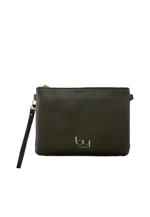 Pochette da polso in pelle nera testurizzata con cerniera dorata e piccolo logo dorato al centro davanti, isolata su sfondo bianco.