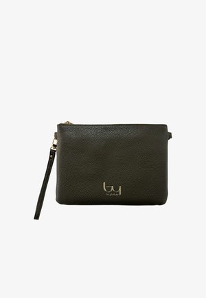 Pochette da polso in pelle nera testurizzata con cerniera dorata e piccolo logo dorato al centro davanti, isolata su sfondo bianco.