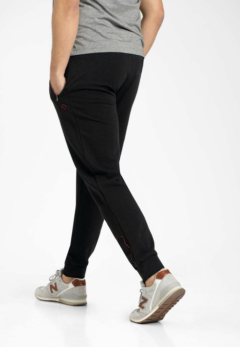Herren Trainingsanzüge | Volcano NTERS Jogginghose black/schwarz - QP68282 Herren Trainingsanzüge | Volcano NTERS Jogginghose black/schwarz - QP68282