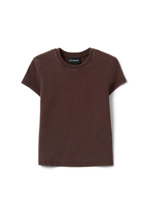 Maglietta a maniche corte in cotone marrone scuro con scollo rotondo e etichetta "LES COPAINS" all'interno del colletto su sfondo bianco.