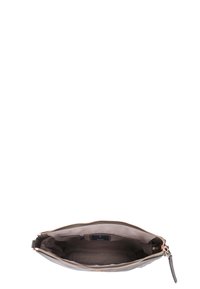 Borsa a pochette in pelle marrone con una superficie liscia, caratterizzata da una cerniera in tono oro e una morbida fodera in tessuto all'interno. Design minimalista, senza motivi.
