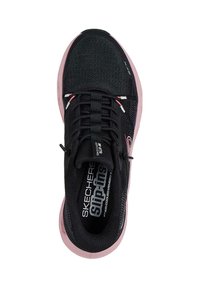 Schwarzer Sportschuh mit Strickoberteil, rosa Sohle, traditionellem Schnürsystem, Logo an der Seite und gepolstertem Kragen für Komfort.