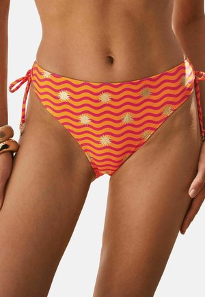 Középső test narancssárga bikini alsóval, rózsaszín hullámos csíkokkal és arany napmintákkal, mindkét oldalon megkötve a csípőn.