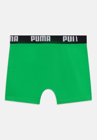 Zelena pamučna bokserica sa crnim elastičnim pojasom koji ima bijelu "PUMA" oznaku. Glatka tekstura s prilagođenim oblikom.