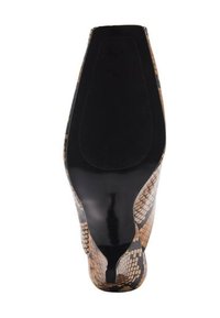 Escarpin à talons hauts avec un motif serpent en beige et noir, finition brillante, bout pointu et semelle noire lisse.