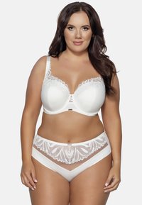 Witte bh met kantafwerking, met een gladde, gestructureerde cup en verstelbare bandjes, gecombineerd met bijpassende bikini-onderbroek met een doorzichtige kant voorkant.