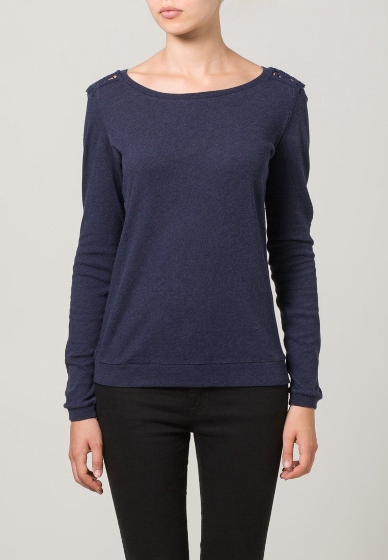 Donkerblauwe trui met lange mouwen en een ronde hals, met uitsparingen bij de schouders en een gestructureerde stof. Slim fit met geribbelde manchetten.