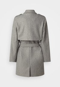 Cappotto lungo in lana grigio con cintura, spalline e yoke posteriore, mostrato da dietro su uno sfondo bianco.