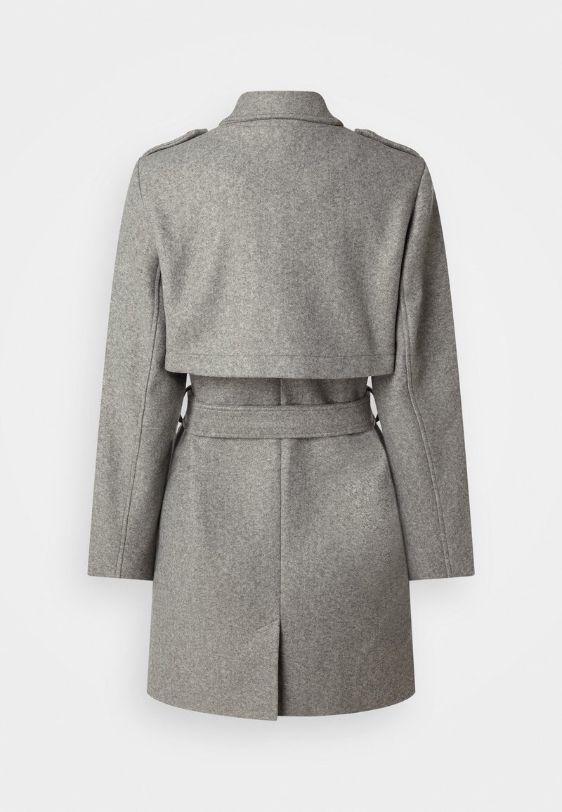 Cappotto lungo in lana grigio con cintura, spalline e yoke posteriore, mostrato da dietro su uno sfondo bianco.