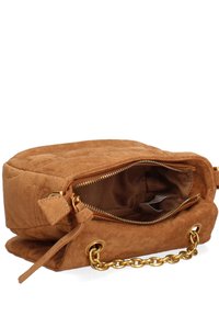 Bruine suède handtas met gouden kettingriem, ritssluiting en een zachte textuur. Het interieur heeft een stofvoering en een ruime compartiment.
