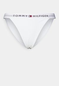 Slip bikini bianchi con un sottile elastico in vita caratterizzato dal logo "TOMMY HILFIGER" in nero e rosso, realizzati in un materiale morbido ed elastico.
