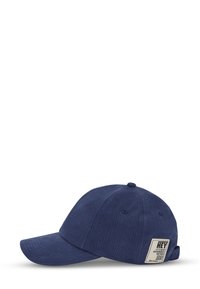 Casquette bleu marine foncé avec une visière courbée, des détails cousus et une étiquette rectangulaire sur le côté comportant du texte et un code QR.