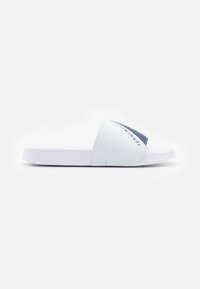 Infradito bianchi con suola piatta. La parte superiore presenta un accento in logo blu navy e una finitura liscia. Il design è semplice e moderno.