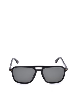 Lunettes de soleil rectangulaires noires avec des verres teintés foncés et un léger détail sur le pont, montrées sur un fond blanc.