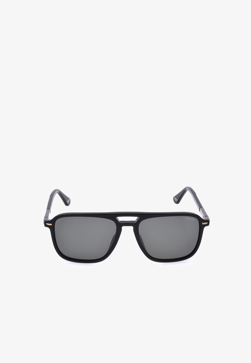Lunettes de soleil rectangulaires noires avec des verres teintés foncés et un léger détail sur le pont, montrées sur un fond blanc.