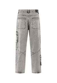 Szare dżinsowe spodnie cargo z tylkimi kieszeniami, bocznymi kieszeniami z klapką oraz białymi haftami, w tym gotyckim napisem i płomieniami.