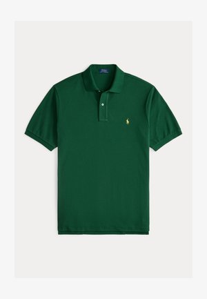 Zelena polo majica s klasičnim ovratnikom, dvema gumboma na sprednji strani, kratkimi rokavi in majhnim zlato vezenim logotipom na prsih.