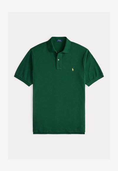 Πράσινο πόλο μπλουζάκι με κλασικό γιακά, πατιλέτα με δύο κουμπιά, κοντά μανίκια και μικρό κεντημένο λογότυπο σε χρυσό στο στήθος.