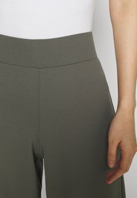 Gina Tricot JENNA WIDE LEG TROUSERS - Calças - castor grey