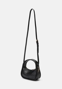 Borsa a tracolla in pelle nera con forma arrotondata, superficie testurizzata e tracolla removibile. Presenta una chiusura con zip e un manico circolare.