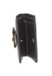 Cartera de cuero negro con un cierre decorativo de tono dorado, que cuenta con múltiples ranuras para tarjetas y una textura suave. Diseño compacto y rectangular.