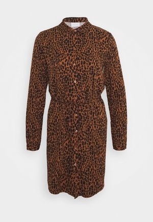 Abito camicia a maniche lunghe con stampa leopardata marrone e nera, colletto, chiusura frontale con bottoni e cintura in tessuto in vita.