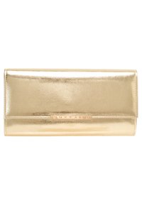 Złote metaliczne kopertowe portfel z gładką fakturą, z zapięciem na klapkę i tłoczonym logo na przodzie. Prostokątny kształt.