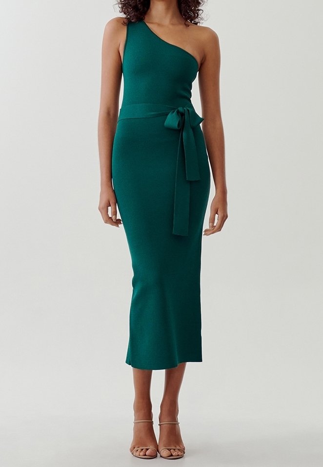 Robe asymétrique verte en tissu extensible, présentant une silhouette ajustée, une taille nouée et un ourlet midi. Texture lisse.