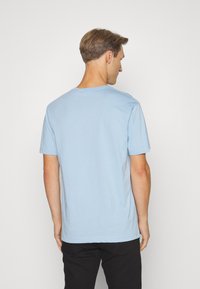 Helles Blau, Kurzarm-T-Shirt aus weicher Baumwolle, mit rundem Ausschnitt und schlichtem Design ohne Muster oder Akzente.