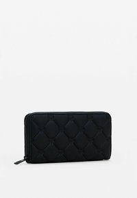 Portafoglio in pelle nera con un design trapuntato, dettagli con logo in rilievo, chiusura a zip e forma rettangolare.