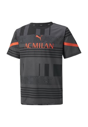 Grå atletisk trøje med sorte geometriske mønstre og en rød vandret stribe. Indeholder AC Milan-logo og Puma-mærke. Kortærmet.