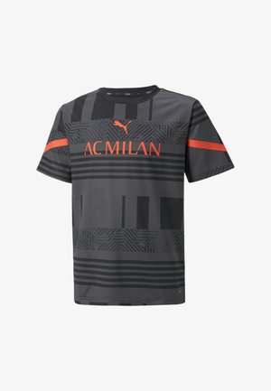 Maglia atletica grigia con motivi geometrici neri e una striscia orizzontale rossa. Presenta il logo AC Milan e il marchio Puma. Maniche corte.