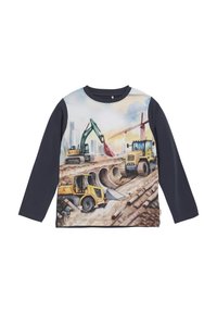 Langarmhemd mit einem Bau-Themen-Graphic in kräftigen Farben, mit einem navyblauen Körper und detaillierter Maschinen-Druck auf der Vorderseite.