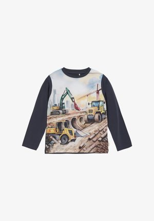 Langarmhemd mit einem Bau-Themen-Graphic in kräftigen Farben, mit einem navyblauen Körper und detaillierter Maschinen-Druck auf der Vorderseite.